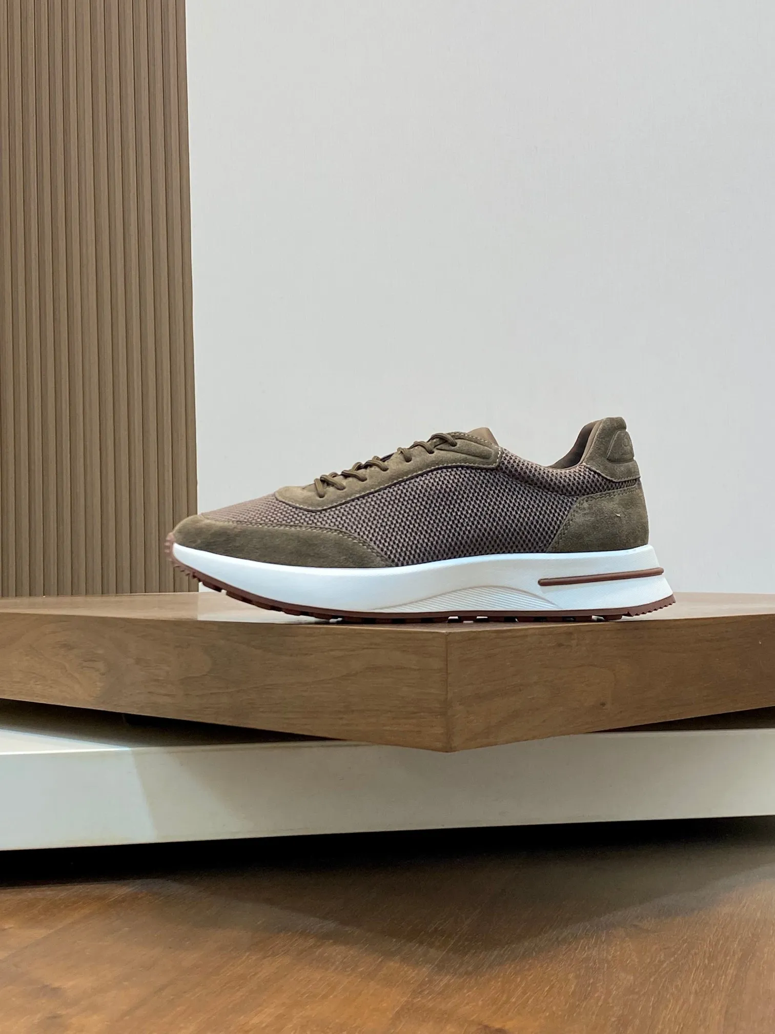 Factory price: 480💰 Loro Piana - Classic casual shoes, men's lace-up casual shoes and sneakers, high-quality lightweight and comfortable fabrics, suitable for outdoor leisure, the color scheme is young and energetic, and it looks great with sportswear or casual suits! Code number: 38-44 (45, 46, can be customized)